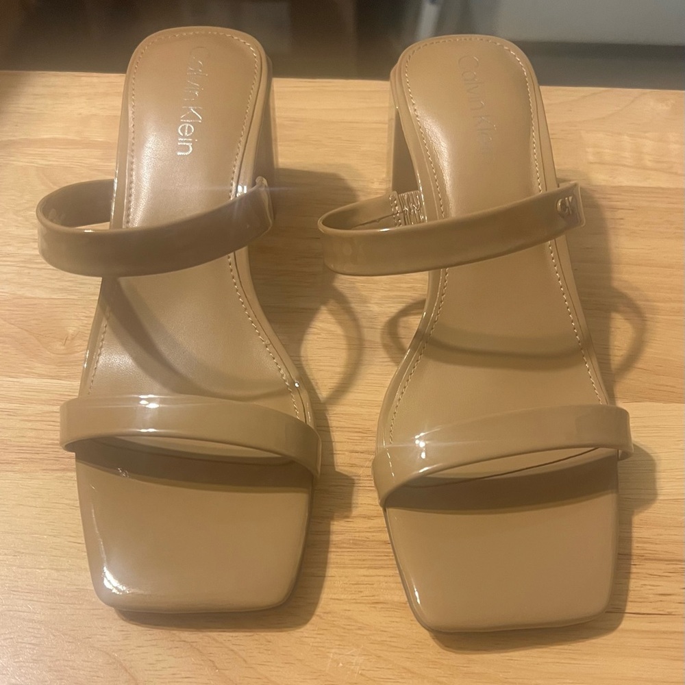 Calvin Klein Kater size 6 med natural color has a little try on wear on bottom